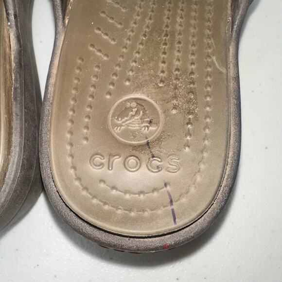 Crocs Sanrah Womens Size 8 Brown Gold Medallion Circle Slide Sandel Flip Flop - Picture 3 of 6